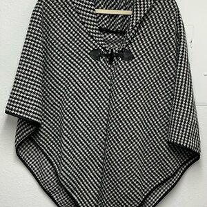 David & Young Black and White Houndstooth‎ Cape